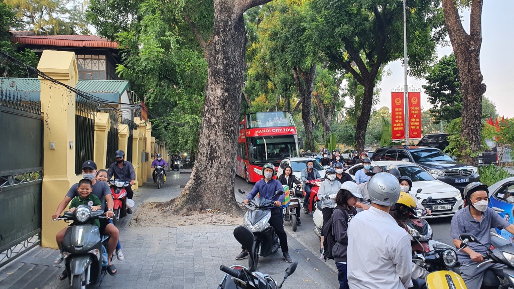 Mopeds überall, auch auf dem Geweg