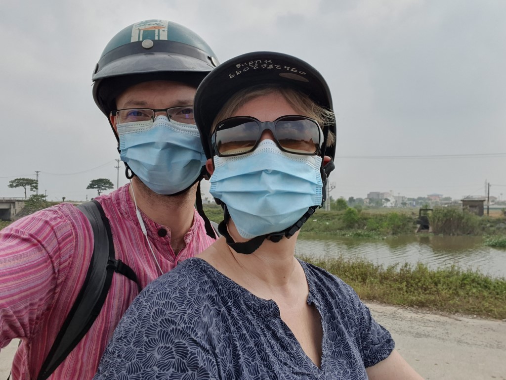 Mit Maske auf dem Roller
