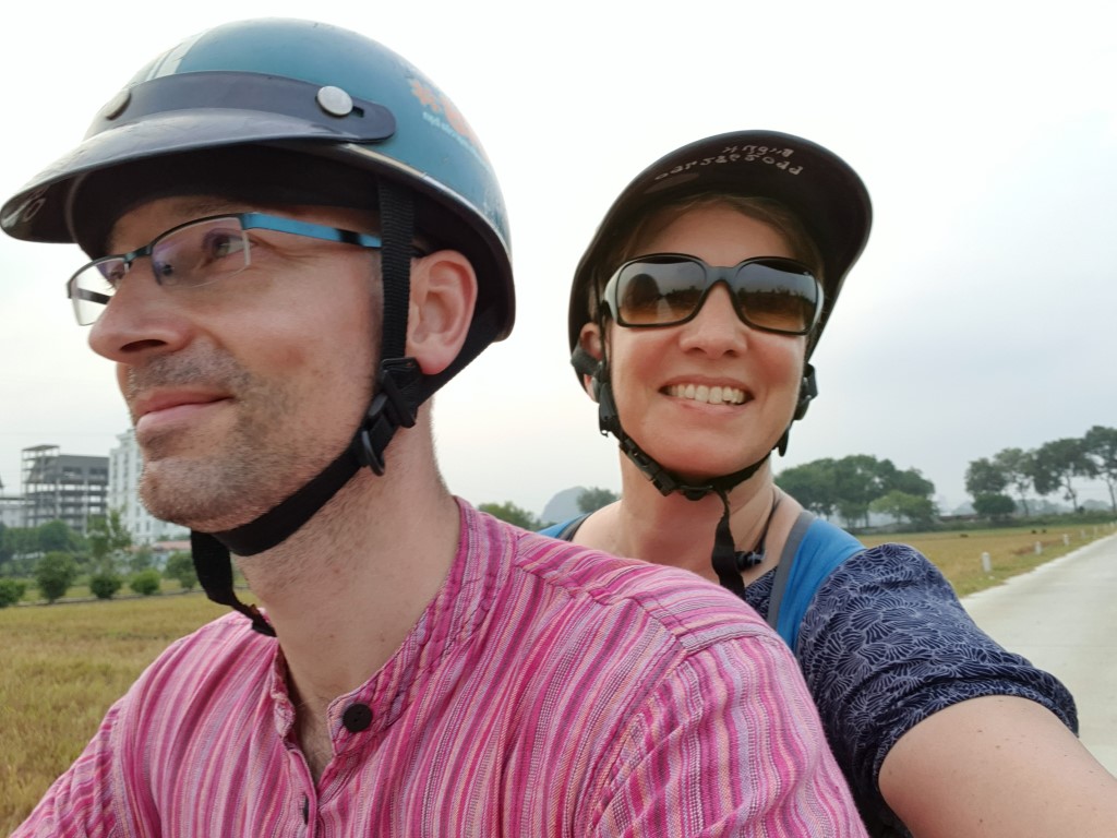 Ohne Maske auf dem Roller