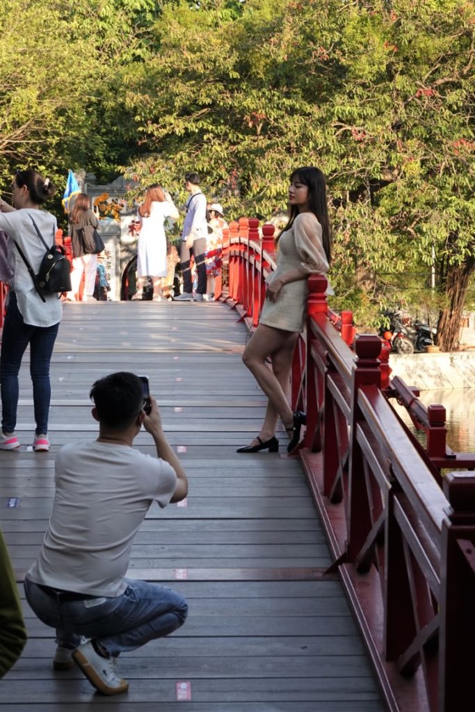 Frau mit Insta-Boyfriend