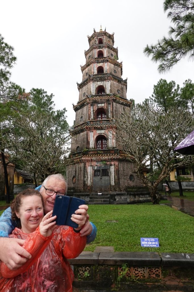 Australisches Paar vor Pagode