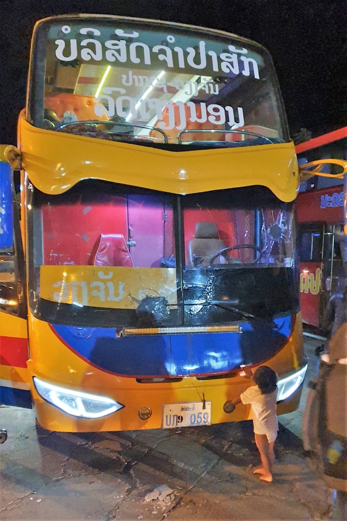 Bus mit Löchern