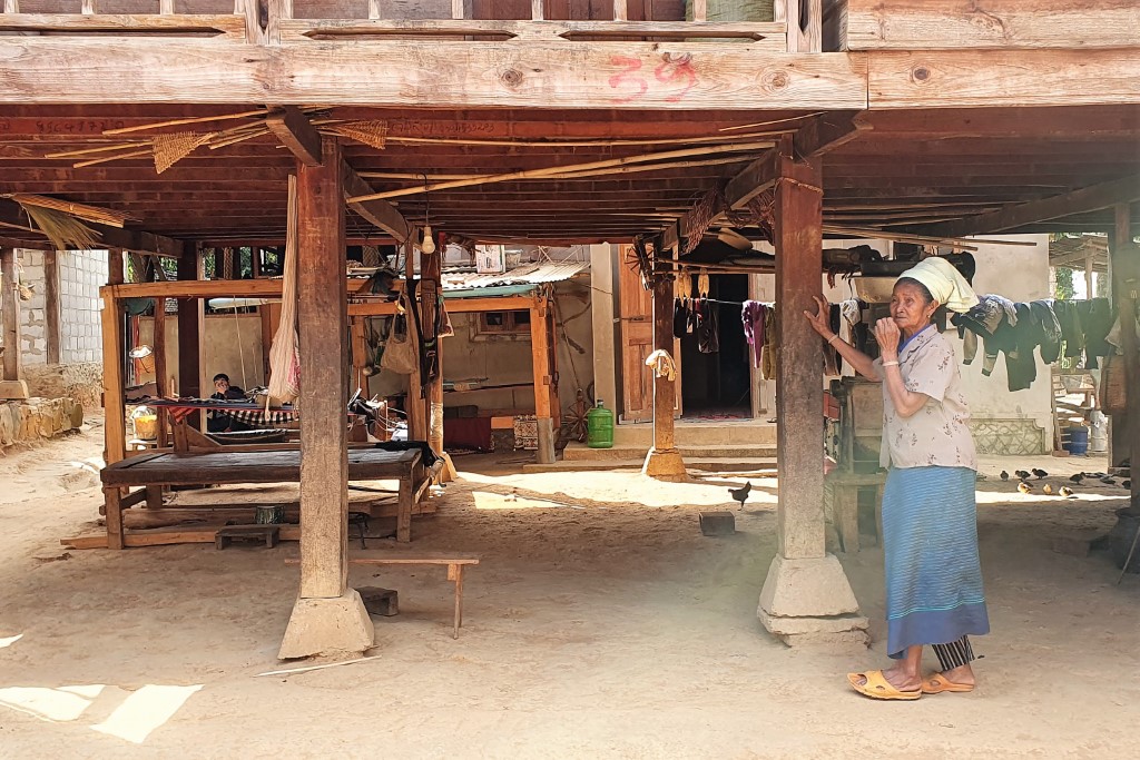 Alte Dame im Khmu village